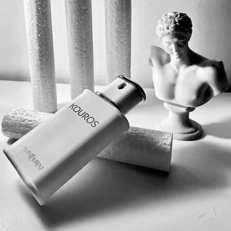 عطر ادکلن ایو سن لورن کوروس ۱۰۰میل مناسب برای آقایان با طبع گرم و تلخ