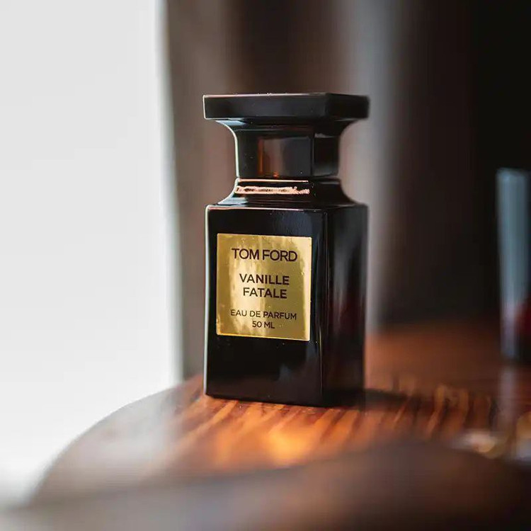 عطر ادکلن تام فورد وانیل فتال ۵۰میل مناسب برای آقایان و بانوان با طبع گرم و شیرین